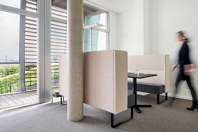 Die Sitzlandschaft Monolite von Materia mit hohen Rückenlehnen und Verbindungswänden fungiert wie ein Raum im Raum. Sie sorgt für eine natürliche Abschirmung zum offenen Büro.