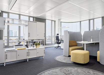 Die individuell konzipierten Büroflächen wurden als Mix aus offenen, halboffenen und geschlossenen Flächen entwickelt und wirken positiv auf die Kommunikation. Hier mit dem Aufbewahrungsprogramm Space.