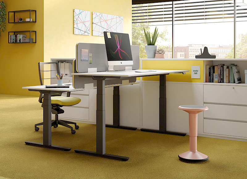 Sitz-/Steh-Arbeitstische sind im Zusammenspiel mit guten Bürostühlen die Ergonomieklassiker im Büro. Bild: Palmberg
