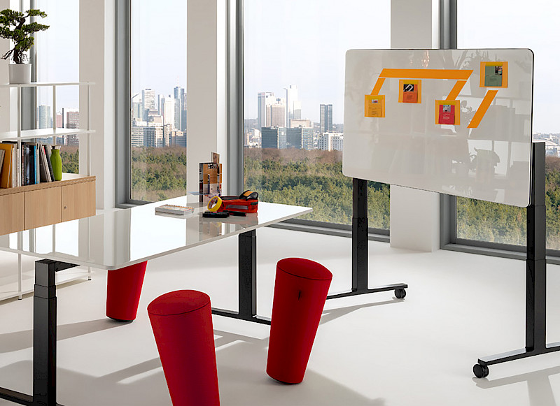 The sit/stand workstation is now no longer only available with castors but also with a foldable work surface and, if desired, can even be written or pasted on. Image: WINI