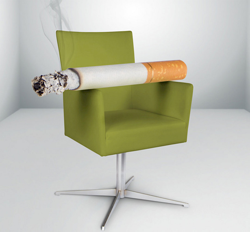 Die simulierte Situation: Eine brennende Zigarette fällt auf die Sitzfläche.