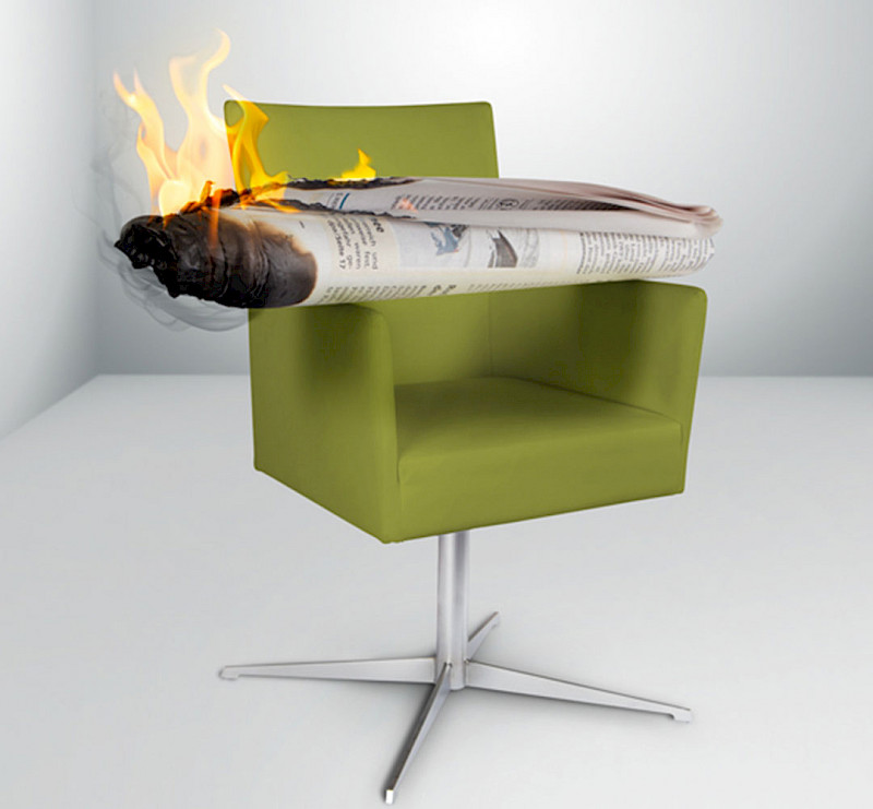 Die simulierte Situation: Mutwillig wird eine brennende Zeitung auf die Sitzfläche gelegt.